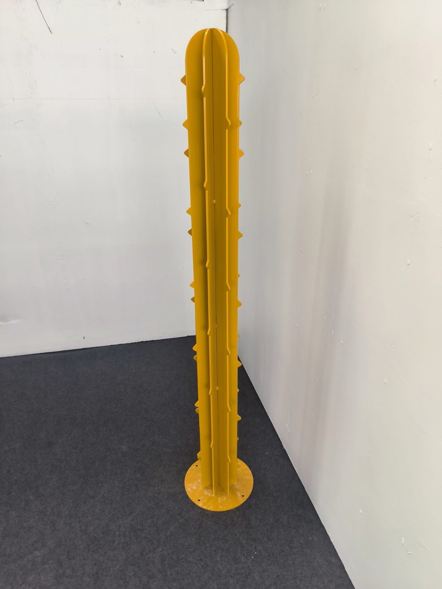 Cactus décoratif jaune élancé